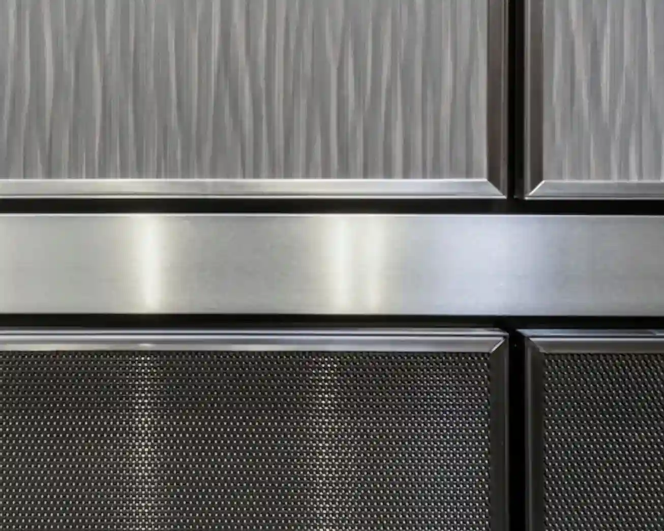 flat-bar-4-inch-stainless-steel-elevator-handrail-installed-in-atlanta-series-cab-interior-4-d-m