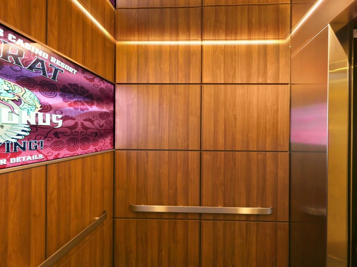 portland-series-elevator-interior-laminate-and-samsung-displays-72-d-m