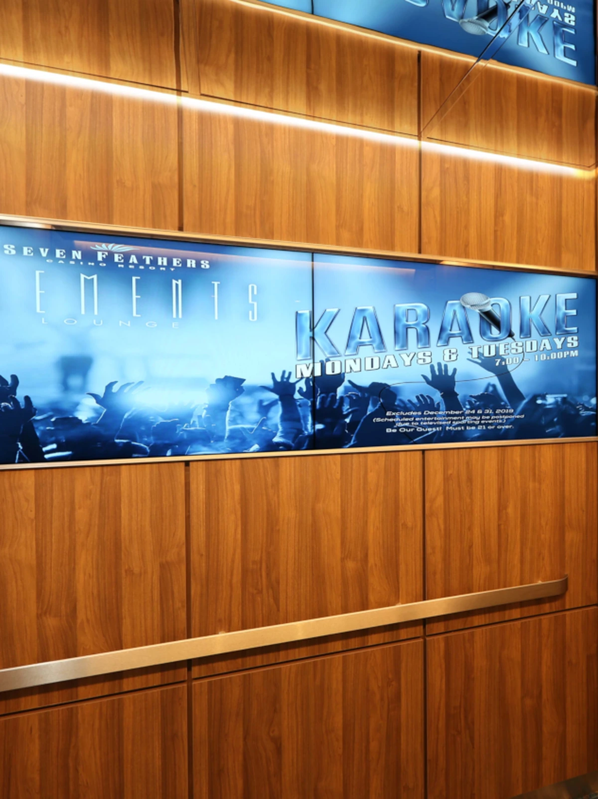 portland-series-elevator-interior-laminate-and-samsung-displays-2